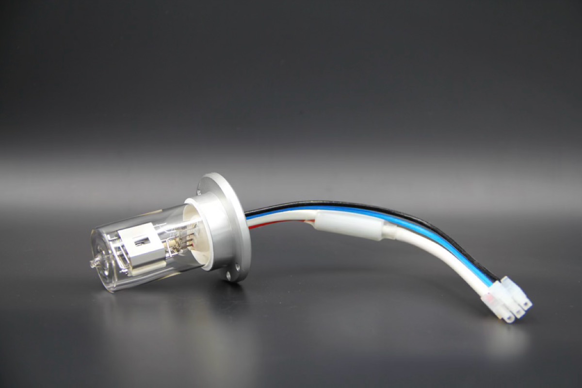 Deuterium lamp for Waters detectors, flanged base with a flying lead and a keyed connector.