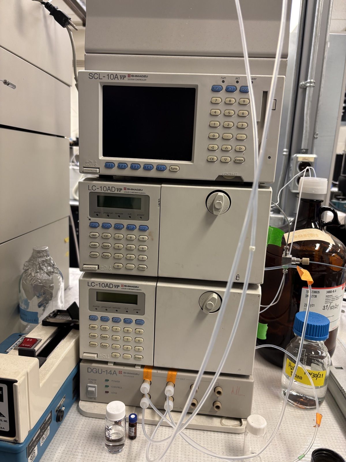 Shimadzu HPLC stack: SCL-10Avp controller, two LC-10ADvp pumps and a DGU-14A degasser.